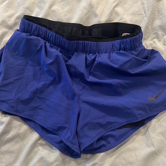 Nike dri fit shorts with hidden pockets and built in spandex - Picture 3 of 7